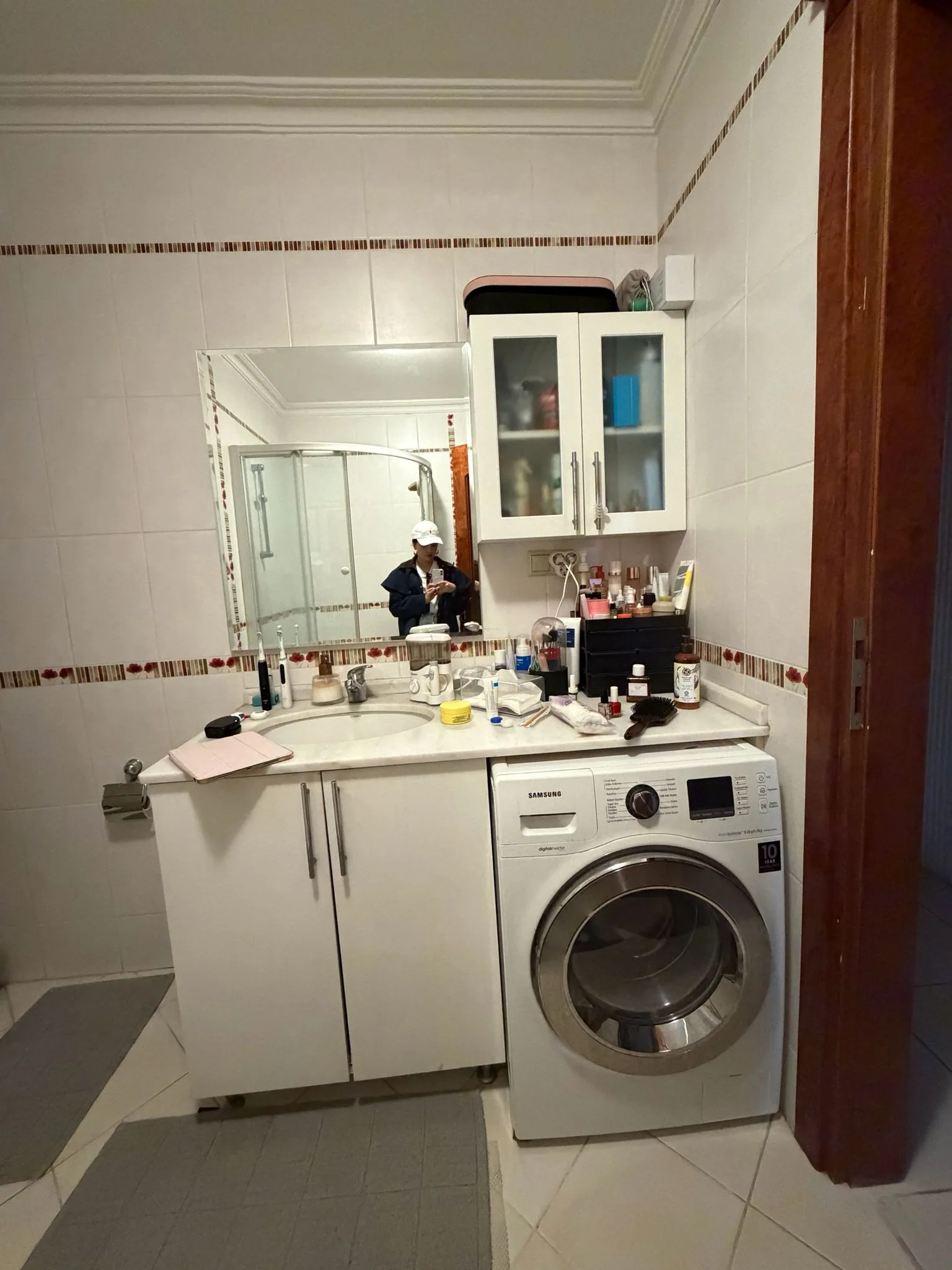 Tadilat öncesi: mevcut lavabo ve çamaşır makinesi